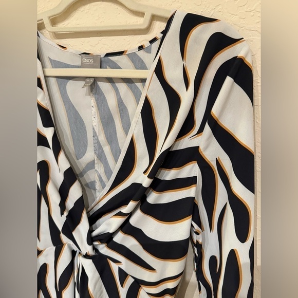 ASOS Women’s Zebra Print Long Sleeve Deep V-Neck Blouse Size 8 - Picture 5 of 14